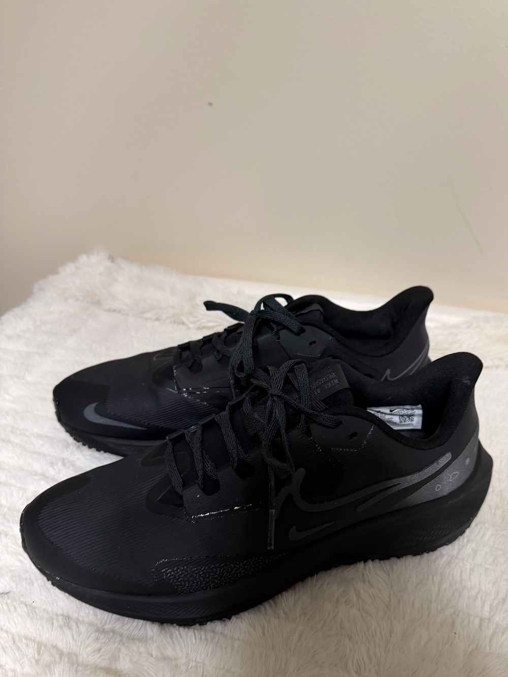 Nike Men's Black Athletic Running Shoes with Subtle Gray Accents